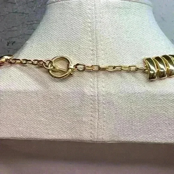 Vintage Gold Bold Necklace - Picture 3 of 3